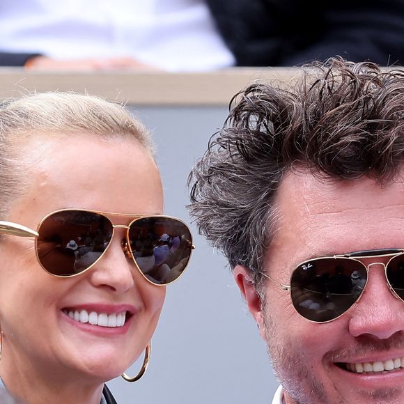Laeticia Hallyday et son compagnon Frédéric Suant très amoureux dans les tribunes lors des Internationaux de France de Tennis de Roland Garros 2025, à Paris, France, le 26 mai 2025. 

© Jacovides-Moreau/Bestimage