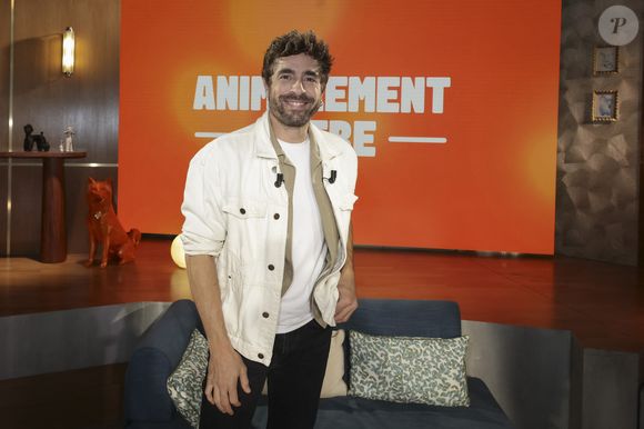 Prochain invité : Agustín Galiana, comédien et chanteur des séries Clem et Ici tout commence.

Exclusif - Agustin Galiana sur plateau de la nouvelle émission "Animalement Vôtre" présentée par Bernard Montiel et diffusée le 23 novembre sur France 3

Jack Tribeca / Bestimage