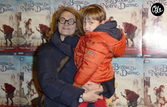 “Avoir un enfant à 48 ans c’est terrible, ça vous pompe une énergie... mais c’est un bain de jouvence, c’est la plus belle aventure d’une vie” confie-t-elle.

Sonia Dubois et son fils Hippolyte (4 ans) à la representation exceptionnelle de la comédie musicale "Le bossu de Notre-Dame" au théâtre Antoine à Paris le 24 novembre 2013.