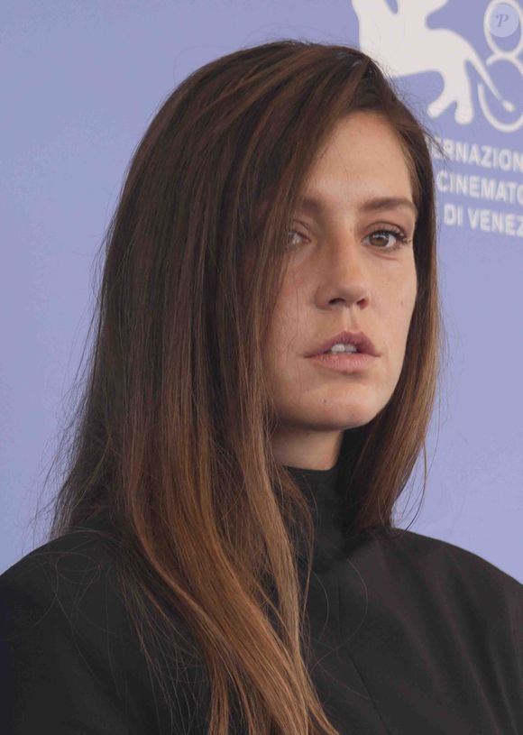 "Comme j’ai eu peur, je lui ai dit : 'Mais tu es fou ? Pourquoi tu n’as pas dit que tu ne savais pas nager ? Tu aurais dû le dire'".

Venise, Italie, 6 septembre 2025.  ADELE EXARCHOPOULOS lors du photocall du film CHIEN 51 au 82ème Festival International du Film de Venise à Venise, Italie.Laurent Lairys / ABACAPRESS.COM