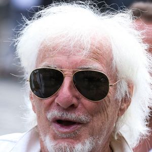 Hugues Aufray quittant les funérailles de Jean-Paul Belmondo tenues à l'église Saint-Germain-Des-Pres à Paris, France, le 10 septembre 2021. Le célèbre acteur français Jean-Paul Belmondo est décédé lundi 6 septembre à l'âge de 88 ans. Photo by Jerome Domine/ABACAPRESS.COM