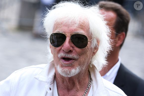 Hugues Aufray quittant les funérailles de Jean-Paul Belmondo tenues à l'église Saint-Germain-Des-Pres à Paris, France, le 10 septembre 2021. Le célèbre acteur français Jean-Paul Belmondo est décédé lundi 6 septembre à l'âge de 88 ans. Photo by Jerome Domine/ABACAPRESS.COM