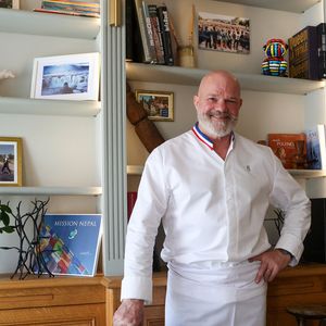 Le chef Philippe Etchebest dans les cuisines de son restaurant "Maison Nouvelle" à Bordeaux, le 11 avril 2025. ©Jean-Marc Lhomer/Bestimage.