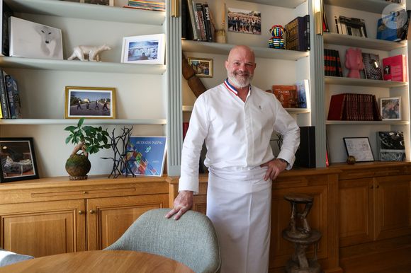 Le chef Philippe Etchebest dans les cuisines de son restaurant "Maison Nouvelle" à Bordeaux, le 11 avril 2025. ©Jean-Marc Lhomer/Bestimage.