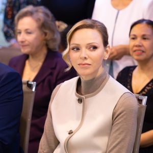 Le prince Albert II de Monaco et la princesse Charlène de Monaco assistent au spectacle de Noël à la crèche de la Croix-Rouge Rosine Sanmori et participent à la traditionnelle distribution de cadeaux de Noël à Monaco. Photo par Olivier Huitel / Pool Monaco / Bestimage