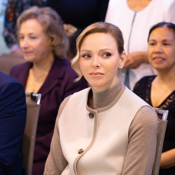 Le prince Albert II de Monaco et la princesse Charlène de Monaco assistent au spectacle de Noël à la crèche de la Croix-Rouge Rosine Sanmori et participent à la traditionnelle distribution de cadeaux de Noël à Monaco. Photo par Olivier Huitel / Pool Monaco / Bestimage