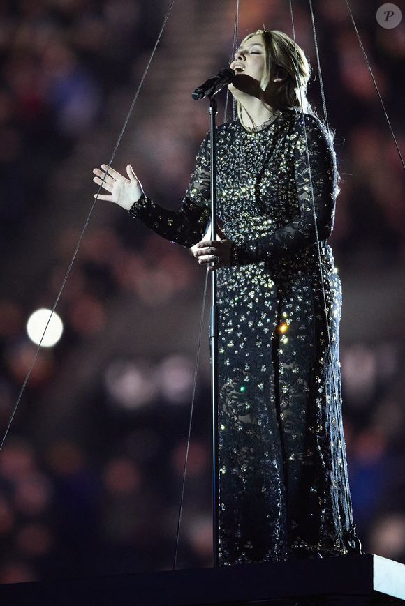 La chanteuse Louane (Louane Emera), représentante de la France au concours de l'Eurovision, interpréte pour la première fois son titre Maman, en hommage à sa mère décédée lorsqu'elle avait 17 ans, devant les 80 000 spectateurs, suspendue sur une plateforme, plusieurs mètres au-dessus de la pelouse et des musiciens, du Stade de France à la mi-temps du match du Tournoi des Six Nations opposant la France à l'Écosse, à Saint-Denis, Seine Saint-Denis, France, le 15 mars 2025. © Cyril Moreau/Bestimage