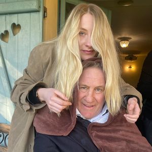 Louise Depardieu et son grand-père Gérard Depardieu, photo postée le 7 mars 2021 sur Instagram.