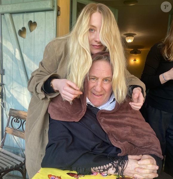 Louise Depardieu et son grand-père Gérard Depardieu, photo postée le 7 mars 2021 sur Instagram.