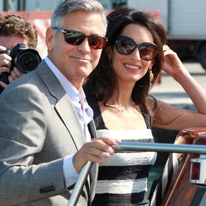 a choisi de s'unir avec l'avocate britannique...

George Clooney et sa compagne Amal Alamuddin arrivent à Venise, en Italie. Photo : Abaca