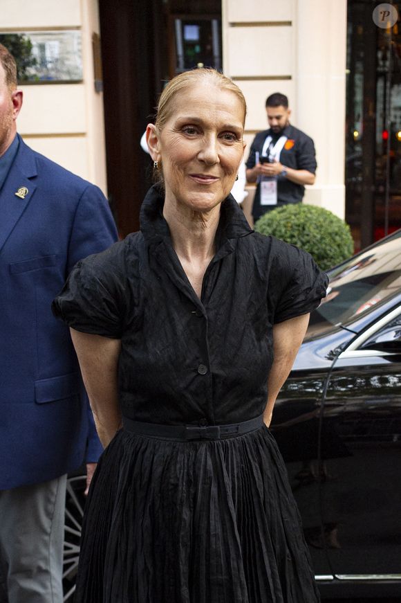 Celine Dion quitte son hôtel, toujours adorée par ses fans à chaque fois qu'elle sort, à Paris, France, le 24 juillet 2024. Photo by Splash News/ABACAPRESS.COM