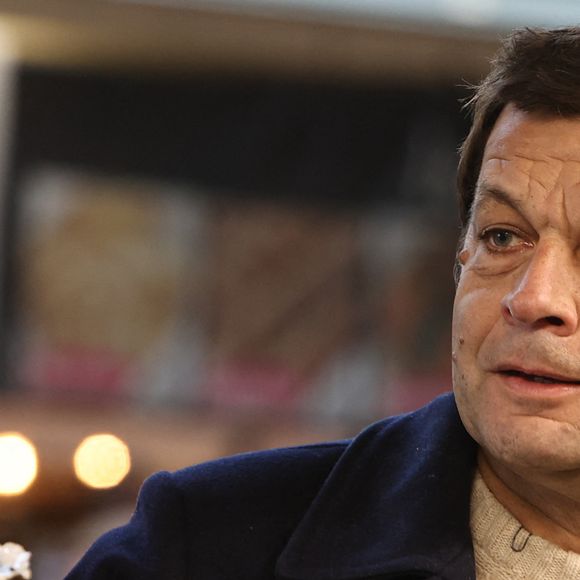 Exclusif - Laurent Mariotte à la rencontre des commerçants du Marché des Capucins à Bordeaux, lors du tournage de son émission culinaire "Les petits plats de Laurent", le 21 janvier 2026. 
© Fabien Cottereau / Bestimage