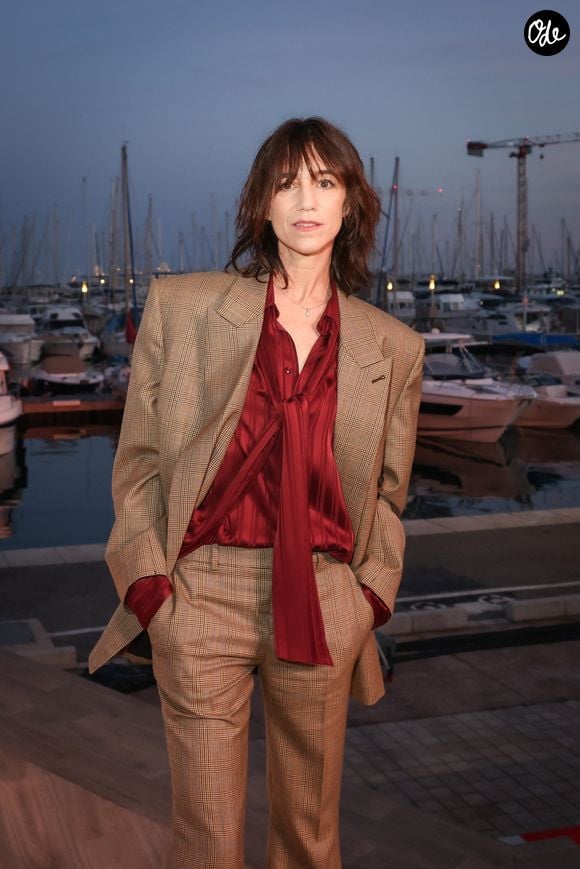 Exclusif - Charlotte Gainsbourg pose en backstage de l'émission "C à vous" lors du 79ème Festival International du Film de Cannes le 19 mai 2026. © Jack Tribeca / Bestimage
