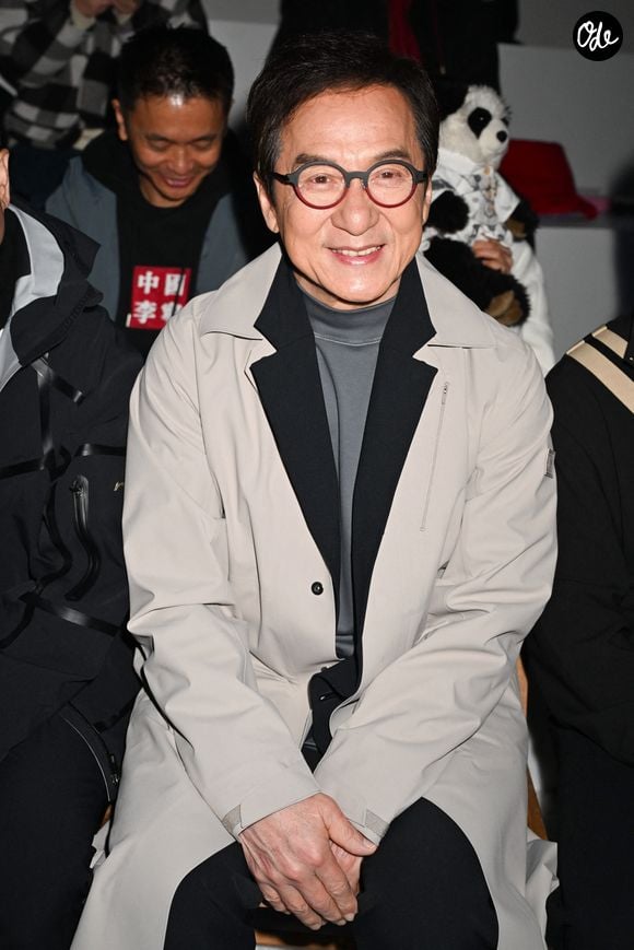 Son influence dépasse les plateaux de tournage.

Jackie Chan au premier rang du défilé Li-Ning, présentant la collection masculine automne-hiver 2026, lors de la Fashion Week masculine de Milan, en Italie.

© Simona Chioccia/IPA via ZUMA Press