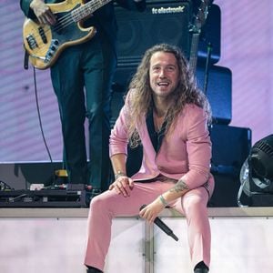 Il s'est par la suite lancé avec succès dans une carrière de chanteur

Exclusif - Julien Doré est en concert au Zenith Arena à Lille le 10 décembre 2022.
© Stéphane Vansteenkiste / Bestimage