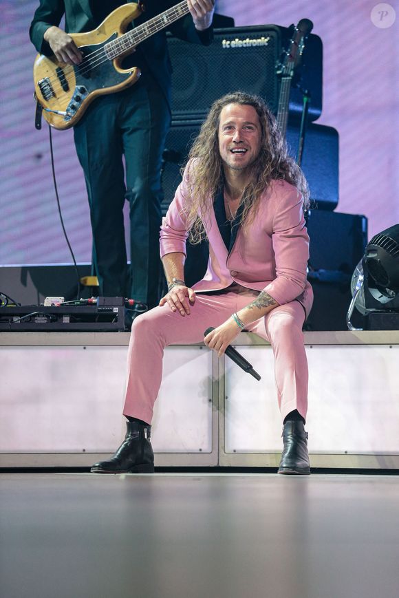 Il s'est par la suite lancé avec succès dans une carrière de chanteur
Exclusif - Julien Doré est en concert au Zenith Arena à Lille le 10 décembre 2022.
© Stéphane Vansteenkiste / Bestimage