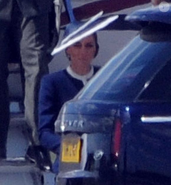 On se souvient notamment d'un vol commercial sur lequel les passagers n'avaient pu cacher leur étonnement en voyant Kate, Charlotte et Louis. 

Le prince William et son épouse Kate Middleton à l'aéroport de Glasgow en Écosse, le 22 mai 2025.