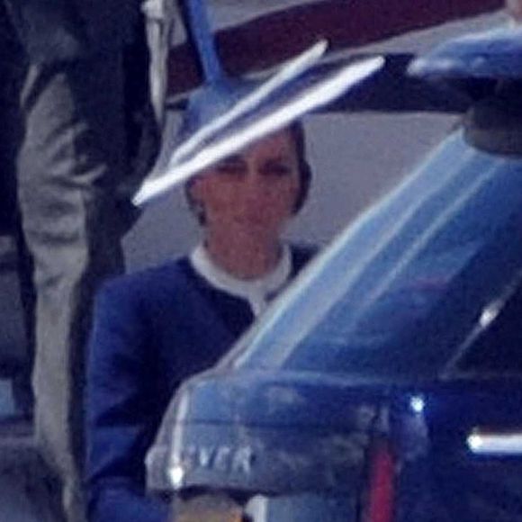 On se souvient notamment d'un vol commercial sur lequel les passagers n'avaient pu cacher leur étonnement en voyant Kate, Charlotte et Louis. 

Le prince William et son épouse Kate Middleton à l'aéroport de Glasgow en Écosse, le 22 mai 2025.