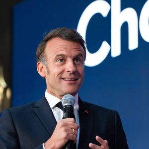 Une sacrée coïncidence !

Le président français Emmanuel Macron prononce un discours à l’occasion de la 7e édition du Sommet Choose France, qui vise à attirer les investisseurs étrangers dans le pays. Depuis son lancement par le président en 2018, ce sommet s’est imposé comme un événement économique annuel majeur. Château de Versailles près de Paris, le 19 mai.
Jeanne Accorsini/Pool/Bestimage