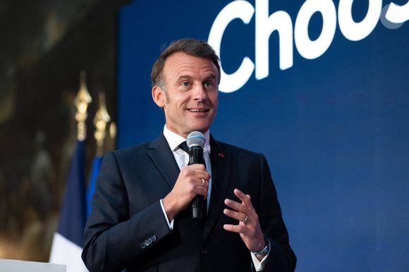 Une sacrée coïncidence !

Le président français Emmanuel Macron prononce un discours à l’occasion de la 7e édition du Sommet Choose France, qui vise à attirer les investisseurs étrangers dans le pays. Depuis son lancement par le président en 2018, ce sommet s’est imposé comme un événement économique annuel majeur. Château de Versailles près de Paris, le 19 mai.
Jeanne Accorsini/Pool/Bestimage