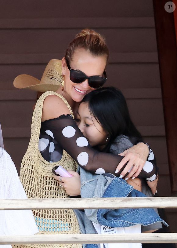 La jeune femme de 20 ans, fruit des amours de Johnny et Laeticia Hallyday, a un homme dans sa vie

Exclusif - Laeticia Hallyday accompagnée de son compagnon Frédéric Suant et de sa fille Joy sont aller accueillir Jade à l'aéroport de Saint-Barthélemy-Rémy-de-Haenen où tout le monde se retrouve pour le 50ème anniversaire de Laeticia, à Saint-Jean, Saint-Barthélémy, Antilles françaises, France, le 15 mars 2025. DOMINIQUE JACOVIDES / BESTIMAGE