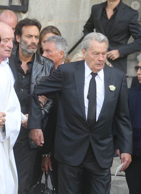 Pascal Desprez, Alain Delon, Anthony Delon - Sorties des obsèques de Mireille Darc en l'église Saint-Sulpice à Paris. Le 1er septembre 2017 © AGENCE / BESTIMAGE