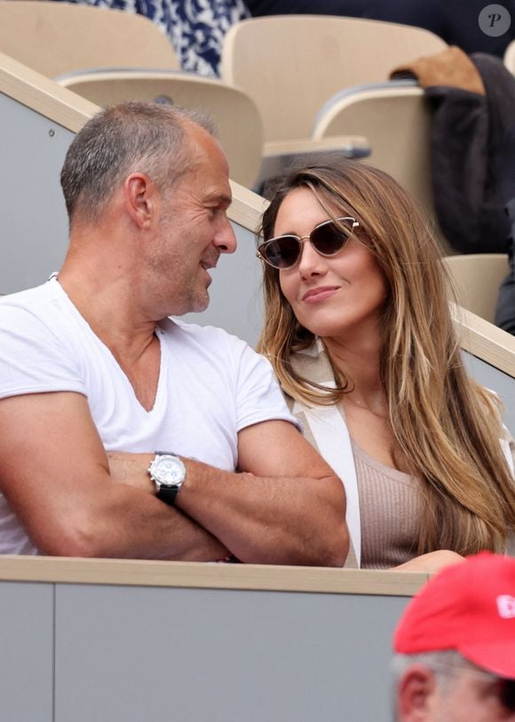 Roger Erhart et sa compagne Delphine Wespiser, Miss France 2012 - Célébrités dans les tribunes des internationaux de France de Roland Garros à Paris le 31 mai 2022. © Cyril Moreau - Dominique Jacovides/Bestimage