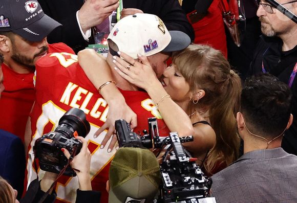 Taylor Swift et Travis Kelce ont annoncé leur union le 26 août 2025.
Taylor Swift et Travis Kelce au Super Bowl. (Credit Image: © Charles Baus/Cal Sport Media)