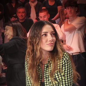 Dans une vidéo elle présente Bakou à ses plus de 700 000 abonnés. 
Exclusif - Delphine Wespiser, sur le plateau de  TBT9 présenté par C.Hanouna, et diffusé en direct sur W9, Paris, France, le 17 mars 2026. © Jack Tribeca / Bestimage