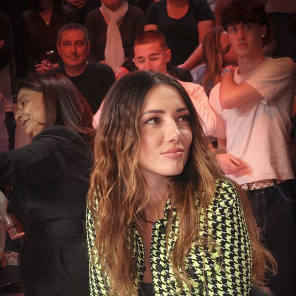 Dans une vidéo elle présente Bakou à ses plus de 700 000 abonnés. 
Exclusif - Delphine Wespiser, sur le plateau de  TBT9 présenté par C.Hanouna, et diffusé en direct sur W9, Paris, France, le 17 mars 2026. © Jack Tribeca / Bestimage