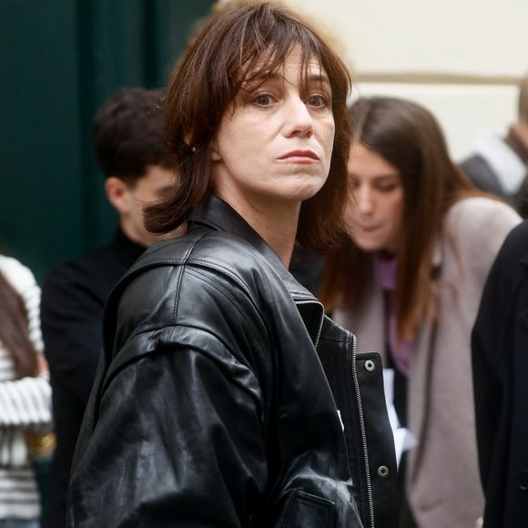 Charlotte Gainsbourg lors de la cérémonie de dévoilement de la plaque "Maison des Illustres" de la Maison Gainsbourg à Paris, France, le 2 avril 2024. © Christophe Clovis/Bestimage