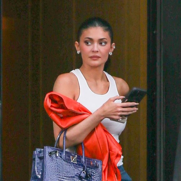 Exclusif - Kylie Jenner est élégante et prête pour le match des Knicks avec une veste en cuir orange. Mai 2026 New York Backgrid USA / Bestimage