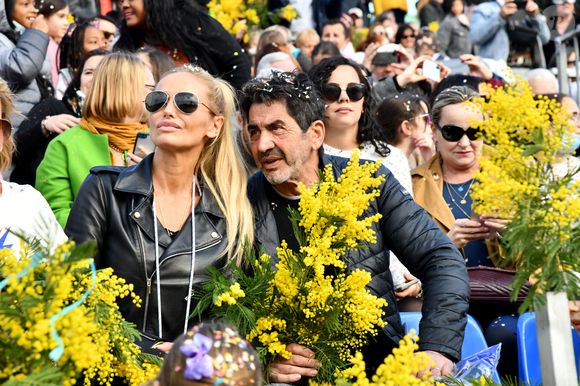 Adriana Karembeu Ohanian et son mari Aram durant la première bataille de fleurs du Carnaval de Nice 2022, Roi des Animaux, place Masséna à Nice, le 13 février 2022. © Bruno Bebert/Bestimage