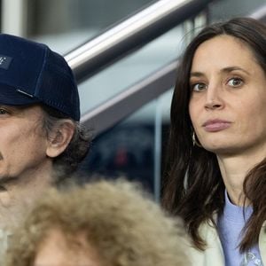 Arnaud Tsamere et sa compagne dans les tribunes du match de 8ème de finale de la Ligue Des Champions 2025-2026 (LDC) "Paris-Saint-Germain (PSG) - AS Monaco (2-2)" au Parc des Princes à Paris, le 25 février 2026.
© Cyril Moreau/Bestimage