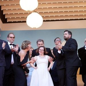Clovis Cornillac, Artus, Marc Riso et l'équipe du film "Un p'tit truc en plus" - Montée des marches du film "Le comte de Monte-Cristo" lors du 77ème Festival International du Film de Cannes, au Palais des Festivals à Cannes. Le 22 mai 2024. © Jacovides-Moreau / Bestimage
