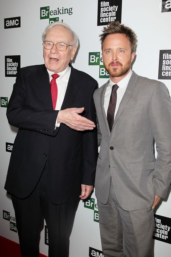 Warren Buffet et Aaron Paul arrivent pour un événement spécial de première organisé par la Film Society of Lincoln Center et AMC pour célébrer les derniers épisodes de 'Breaking Bad', au Walter Reade Theater, Lincoln Center, à New York City, NY, USA le 31 juillet 2013. Photo by Amanda Schwab/Startraks/ABACAPRESS.COM