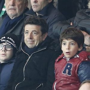 Patrick Bruel et ses fils Oscar et Léon lors du match Psg-Saint-Etienne Ligue 1 au Parc des Princes à Paris, le 25 octobre 2015. © Agence/Bestimage