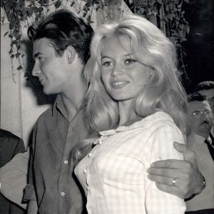 Brigitte Bardot épouse Jacques Charrier, son partenaire dans le film ''Babette s'en va t'en Guerre'', à Louveciennes près de Paris, 18 juin 1959 -. Crédit image : Keystone Press Agency/ZUMA Press Wire.