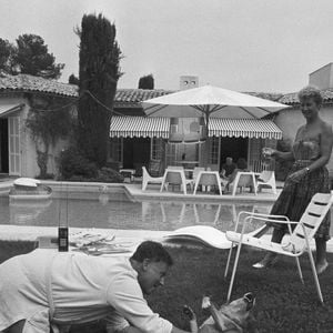 En France, à Valbonne dans les Alpes-Maritimes,  Philippe Bouvard chez lui avec sa femme Colette le 30 août 1982.

Jean Lenoir via Bestimage