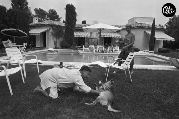 En France, à Valbonne dans les Alpes-Maritimes,  Philippe Bouvard chez lui avec sa femme Colette le 30 août 1982.

Jean Lenoir via Bestimage