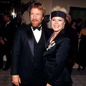 Champion d’arts martiaux et star du cinéma d’action, il a marqué plusieurs générations grâce à ses films et séries emblématiques.

Los Angeles, CA Dianne Holechek, l'amie de jeunesse de Chuck Norris avec laquelle il a été marié pendant plusieurs décennies

Sur la photo : Chuck Norris, Dianne Holechek