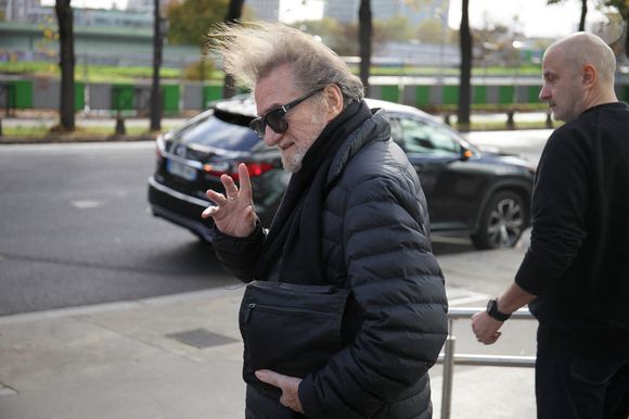 Eddy Mitchell quitte les studios de Radio France à Paris le 7 novembre 2022

© Jonathan Rebboah / Panoramic / Bestimage