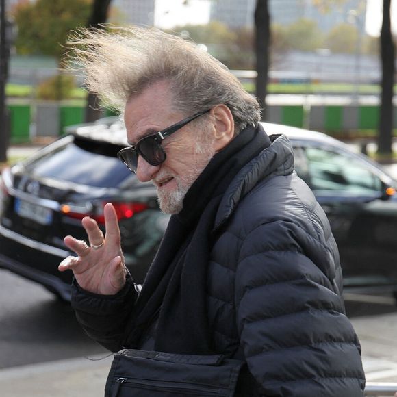 Eddy Mitchell quitte les studios de Radio France à Paris le 7 novembre 2022

© Jonathan Rebboah / Panoramic / Bestimage
