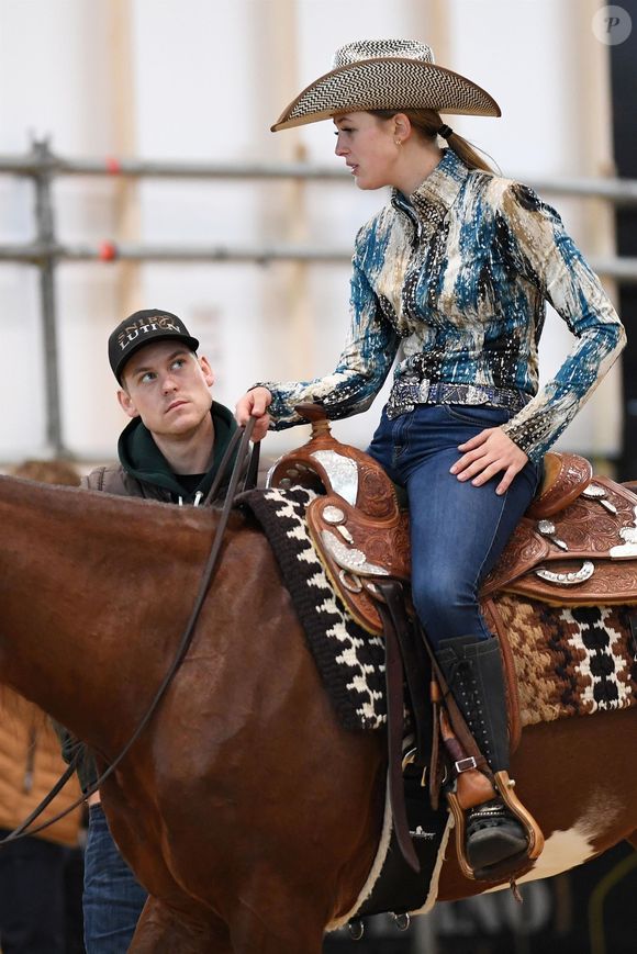 Gina Schumacher et son compagnon Iain Bethke à une compétition à Vérone, le 7 novembre 2019. 

Photo : Backgrid Uk / Bestimage