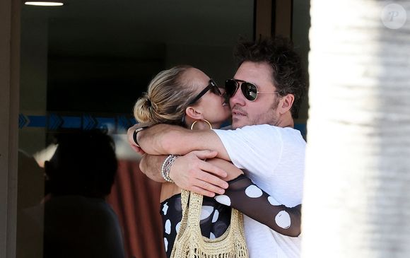 Ils ont notamment profité de cette belle occasion pour s'échanger un tendre baiser. 

Exclusif - Laeticia Hallyday accompagnée de son compagnon Frédéric Suant et de sa fille Joy sont allés accueillir Jade à l'aéroport de Saint-Barthélemy-Rémy-de-Haenen où tout le monde se retrouve pour le 50ème anniversaire de Laeticia, à Saint-Jean, Saint-Barthélémy, Antilles françaises, France.
DOMINIQUE JACOVIDES / BESTIMAGE