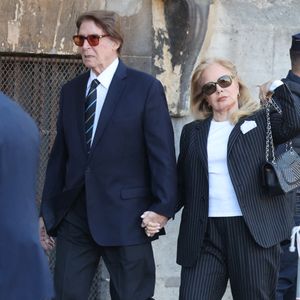Tout comme Sylvie Vartan et son époux Tony Scotti 

Sylvie Vartan et son mari Tony Scotti - Obsèques de Nathalie Baye en l'église Saint-Sulpice à Paris le 23 avril 2026. © Dominique Jacovides - Coadic Guirec / Bestimage