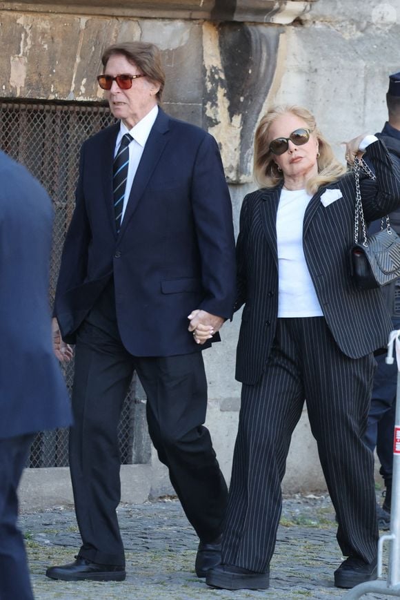 Tout comme Sylvie Vartan et son époux Tony Scotti 

Sylvie Vartan et son mari Tony Scotti - Obsèques de Nathalie Baye en l'église Saint-Sulpice à Paris le 23 avril 2026. © Dominique Jacovides - Coadic Guirec / Bestimage