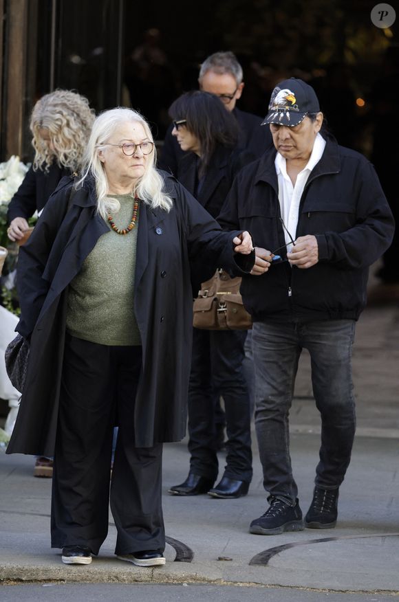 Josiane Balasko et son mari George Aguilar - Sortie des obsèques de Nadia Farès en l'église Saint-Jean-de-Montmartre à Paris, le 24 avril 2026. N.Farès est décédée le 17 avril 2026 quelques jours après un "incident cardiaque" survenu le 12 avril 2026 dans la piscine du complexe sportif, Blanche (9ème).