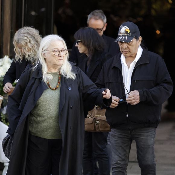 Josiane Balasko et son mari George Aguilar - Sortie des obsèques de Nadia Farès en l'église Saint-Jean-de-Montmartre à Paris, le 24 avril 2026. N.Farès est décédée le 17 avril 2026 quelques jours après un "incident cardiaque" survenu le 12 avril 2026 dans la piscine du complexe sportif, Blanche (9ème).