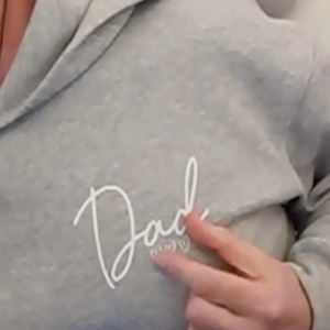 Le journaliste affirme que ce troisième enfant apporte déjà beaucoup d’amour à la famille.

Capture Instagram - Samuel Etienne